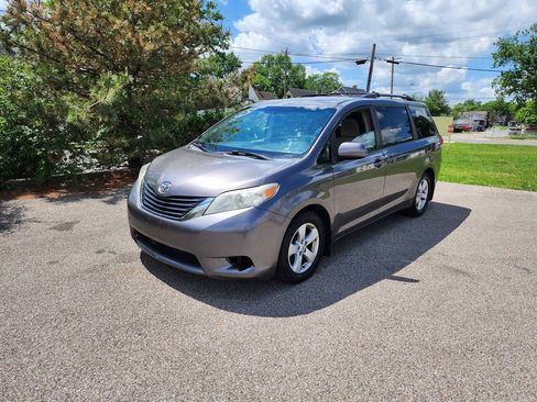 Used 2014 Toyota Sienna LE FWD image 4