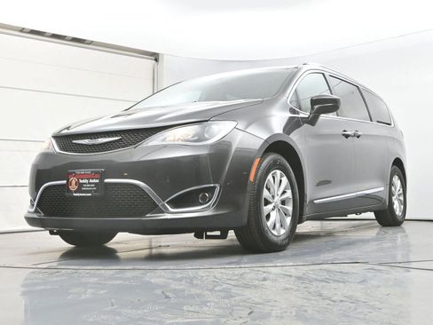 Used 2019 Chrysler Pacifica Touring-L image 27