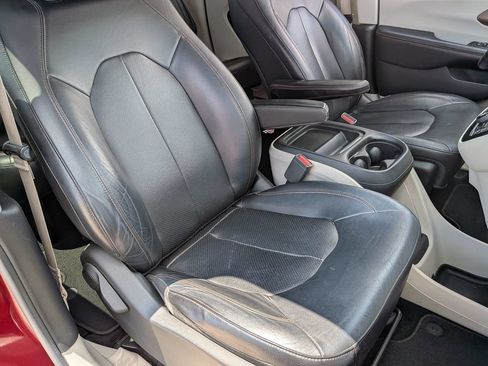 Used 2018 Chrysler Pacifica Touring-L w/ Tire & Wheel Group FWD image 33