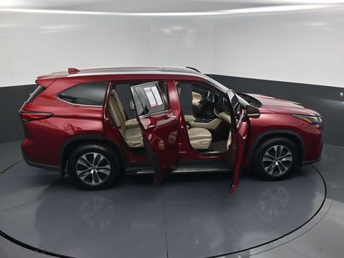 Used 2022 Toyota Highlander XLE FWD image 23