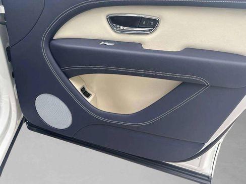 Certified 2025 Bentley Bentayga AWD/4WD image 17