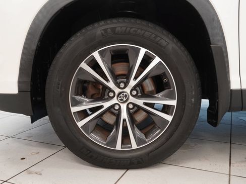 Used 2019 Toyota Highlander LE AWD/4WD image 15
