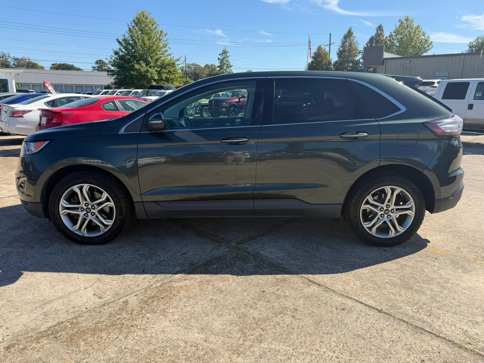 Used 2015 Ford Edge Titanium w/ Technology Package FWD image 2