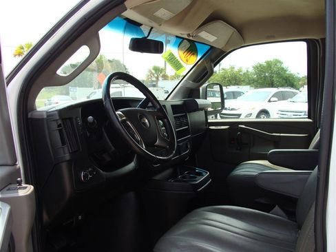 Used 2018 Chevrolet Express 2500 w/ Enhanced Convenience Package image 9