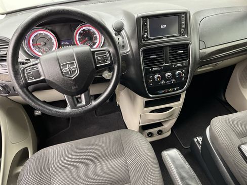 Used 2020 Dodge Grand Caravan SE w/ UConnect Hands-Free Group FWD image 12