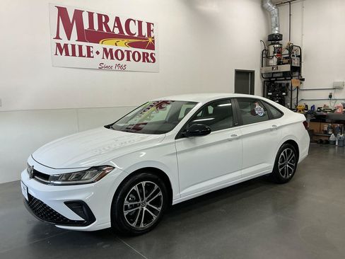 Used 2025 Volkswagen Jetta Sport FWD image 3