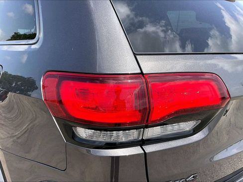 Used 2018 Jeep Grand Cherokee Altitude AWD/4WD image 18