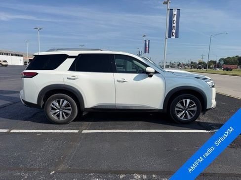 Used 2023 Nissan Pathfinder SL FWD image 4