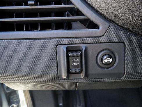 Used 2010 Chrysler Sebring Touring FWD image 18