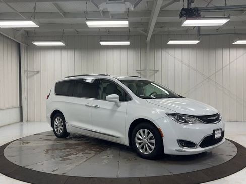 Used 2018 Chrysler Pacifica Touring-L FWD image 2