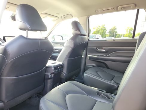 Used 2024 Toyota Grand Highlander AWD image 14