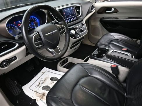 Used 2018 Chrysler Pacifica Touring-L Plus w/ Tire & Wheel Group image 18