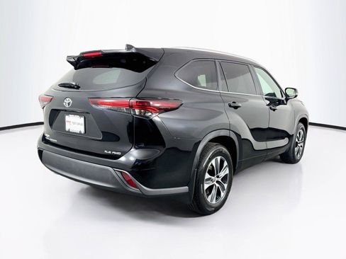 Certified 2026 Toyota Highlander XLE AWD/4WD image 2