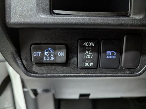Used 2018 Toyota Tacoma SR image 15