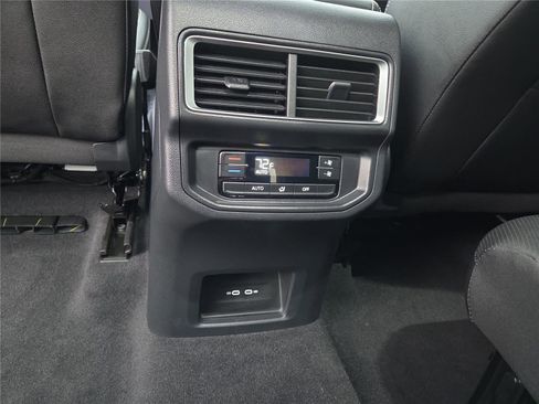 Certified 2025 Volkswagen Atlas SE image 22