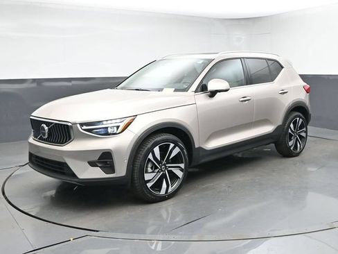 Used 2024 Volvo XC40 B5 Plus w/ Climate Package AWD/4WD image 4