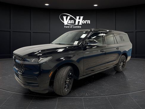 Used 2025 Lincoln Navigator L Reserve w/ Jet Appearance Package AWD/4WD image 3