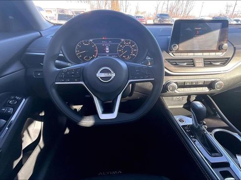 Used 2023 Nissan Altima 2.5 SV image 5