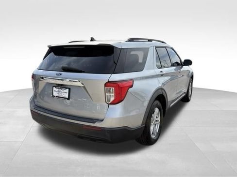 Used 2021 Ford Explorer XLT RWD image 2