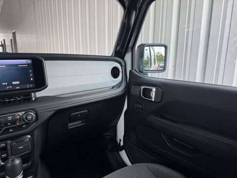 Used 2025 Jeep Wrangler Sahara image 32