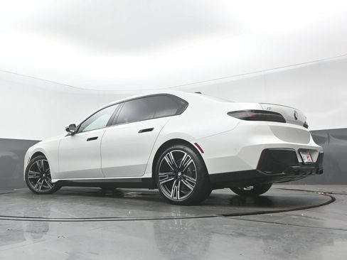Used 2023 BMW i7 xDrive60 AWD/4WD image 32