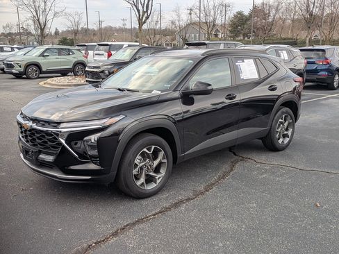 Certified 2025 Chevrolet Trax LT w/ LT Convenience Package image 3