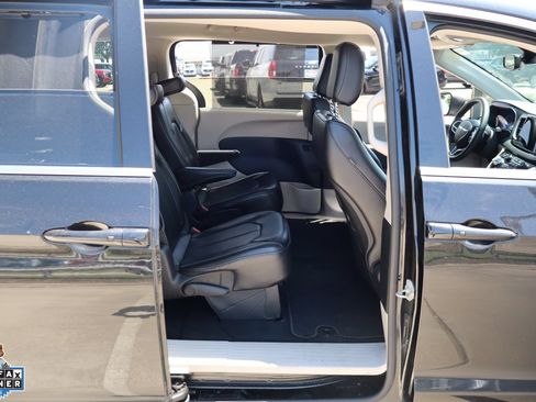 Used 2023 Chrysler Pacifica Touring-L FWD image 30