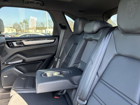 Used 2020 Porsche Cayenne S image 33