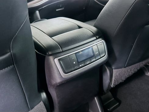 Used 2019 Toyota Highlander XLE image 27