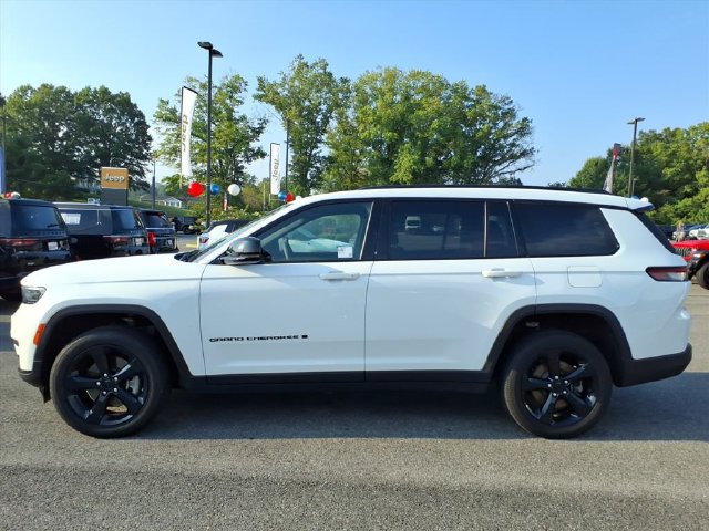 Used 2025 Jeep Grand Cherokee L Altitude AWD/4WD image 10