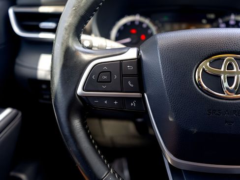 Used 2023 Toyota Highlander LE FWD image 15