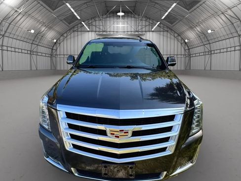 Used 2016 Cadillac Escalade Luxury AWD/4WD image 2