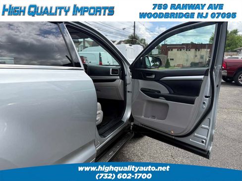 Used 2018 Toyota Highlander XLE AWD/4WD image 25