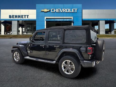 Used 2018 Jeep Wrangler Unlimited Sahara AWD/4WD image 5