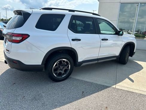 Used 2024 Honda Pilot TrailSport image 3