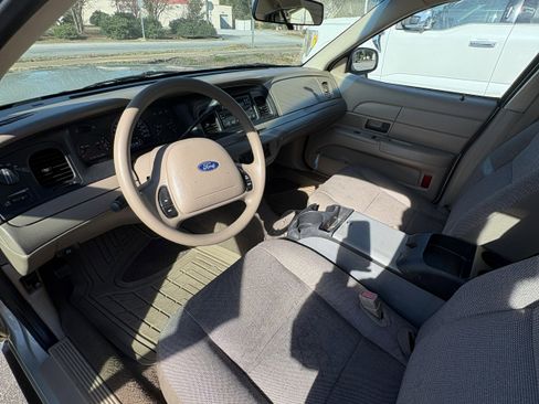 Used 2004 Ford Crown Victoria Police Interceptor image 11