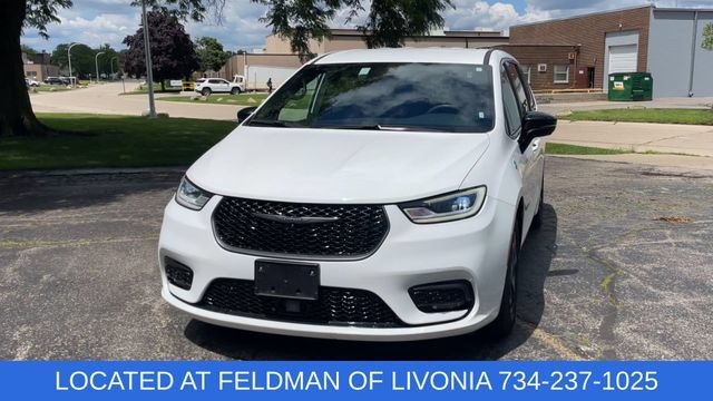 Used 2024 Chrysler Pacifica Limited FWD image 3