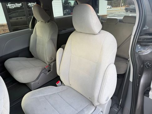 Used 2020 Toyota Sienna L image 4