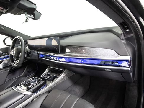 Used 2025 BMW 760i xDrive w/ Executive Package AWD/4WD image 19