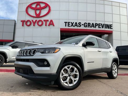 Used 2025 Jeep Compass Latitude image 2