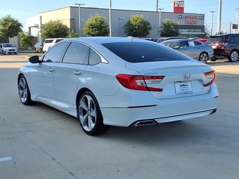 Used 2018 Honda Accord Touring image 2
