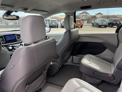 Used 2017 Chrysler Pacifica Touring-L image 24