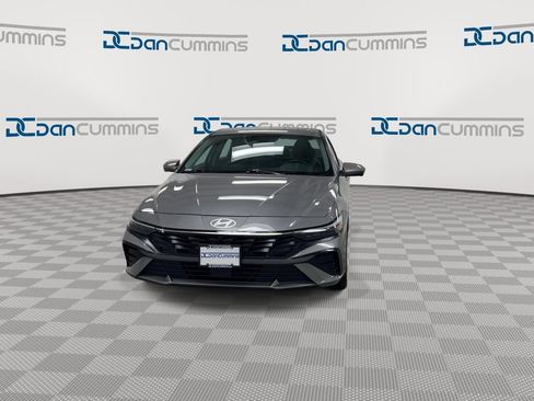 Used 2024 Hyundai Elantra Limited FWD image 3
