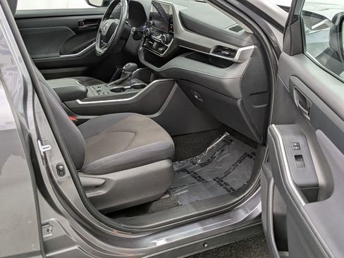 Used 2024 Toyota Highlander LE AWD/4WD image 20