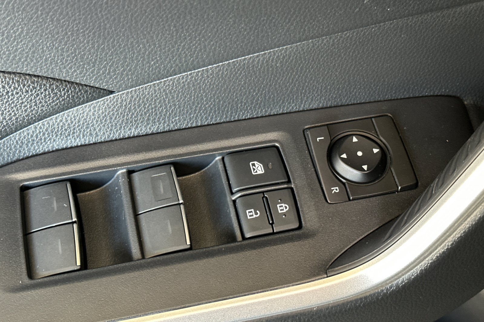 Used 2025 Toyota RAV4 XLE AWD/4WD image 12
