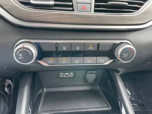 Used 2024 Nissan Altima 2.5 SV FWD image 11