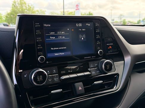 Used 2022 Toyota Highlander XLE AWD/4WD image 11