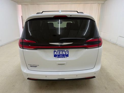 Used 2022 Chrysler Pacifica Touring-L FWD image 4