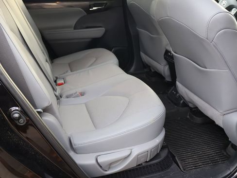 Used 2021 Toyota Highlander Limited image 9