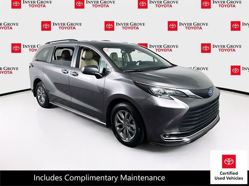 Certified 2024 Toyota Sienna XLE FWD image 3
